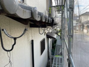 草津市にて雨樋修理・雨樋交換工事　施工中の様子