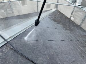 草津市にて行った屋根塗装・外壁塗装　高圧洗浄の様子