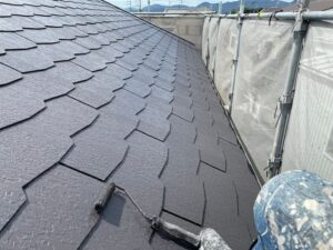 草津市にて行った屋根塗装・外壁塗装　屋根の上塗り