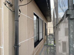 草津市にて行った屋根塗装・外壁塗装　コーキングの様子