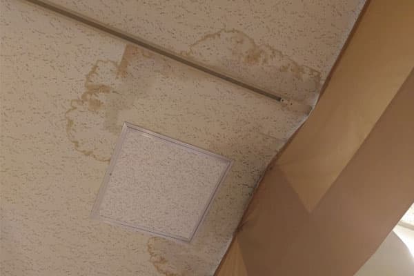 雨漏りの初期症状：天井やクロスのシミ