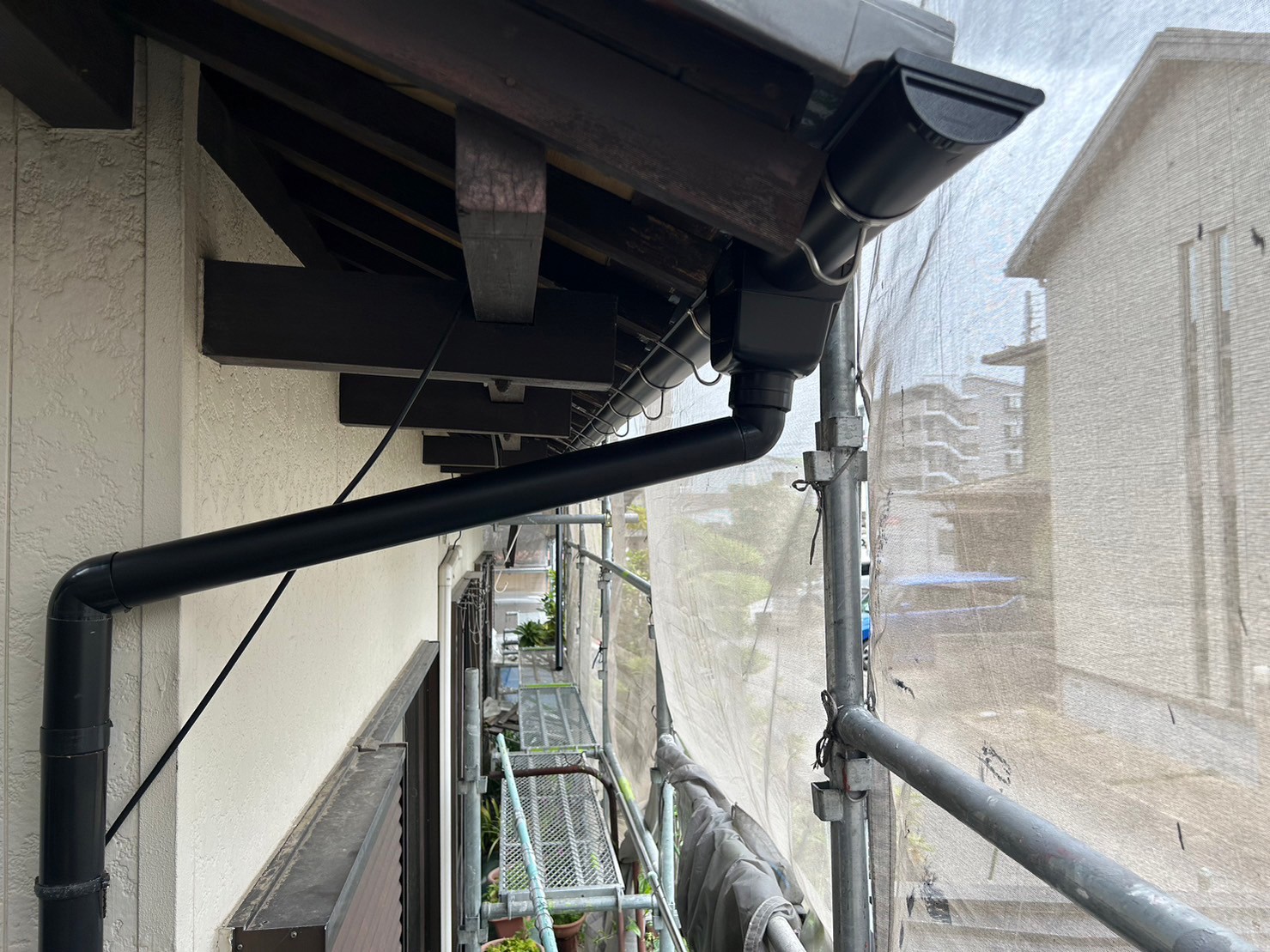 草津市にて雨樋修理・雨樋交換工事　施工中の様子