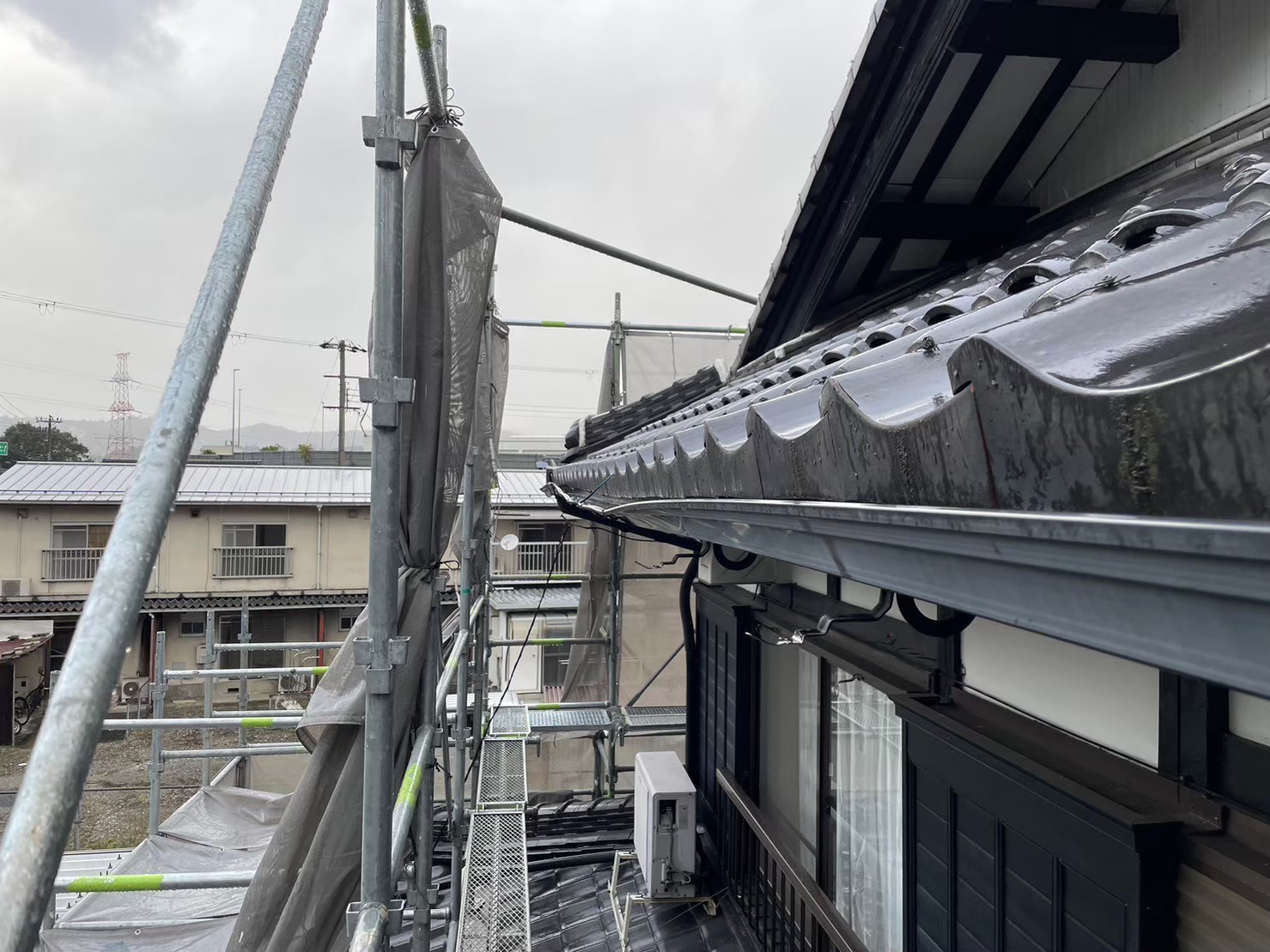 滋賀県米原市にて火災保険による雨樋修理 施工前